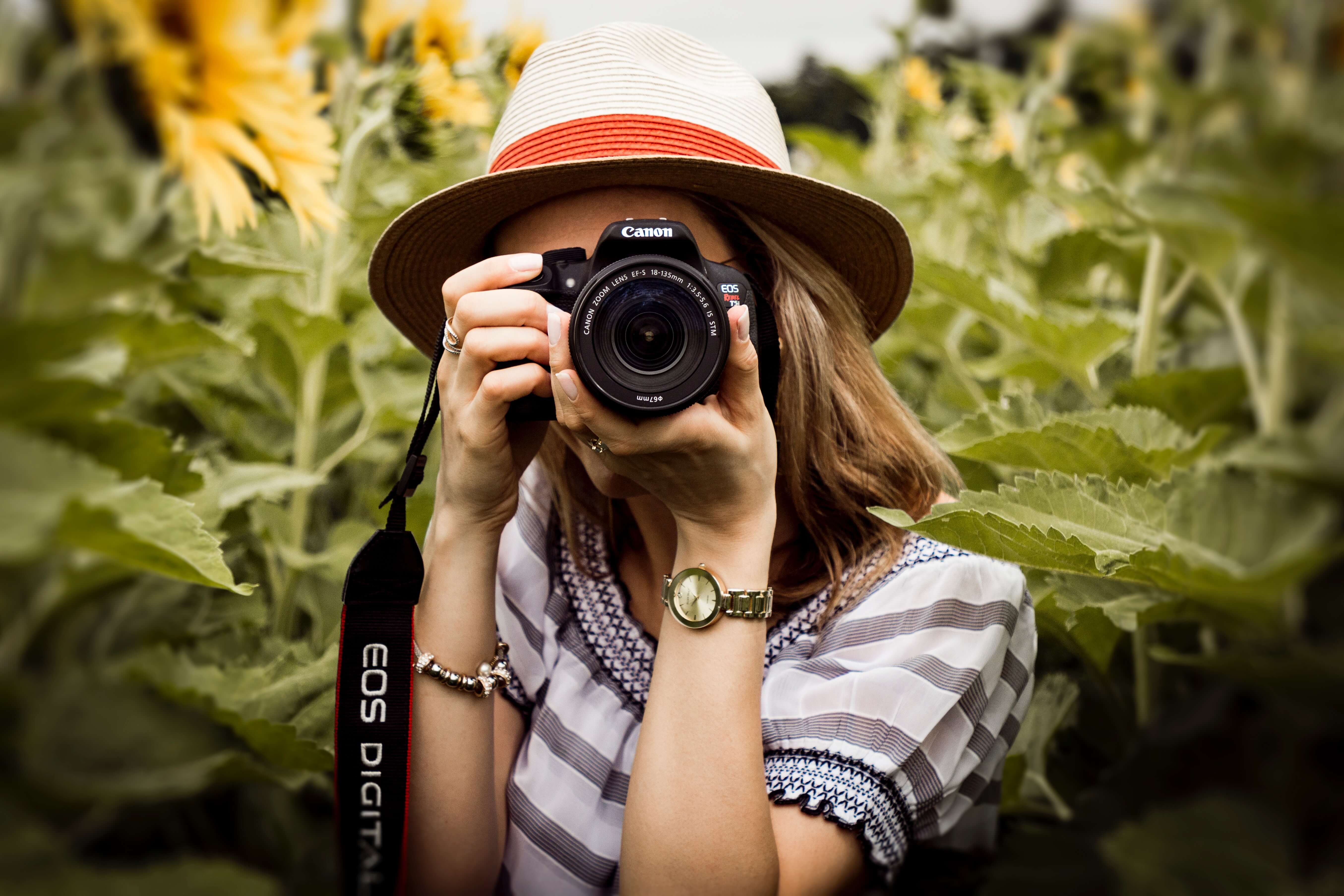 vrouw maakt foto's, activiteiten voor laatste zomerdagen