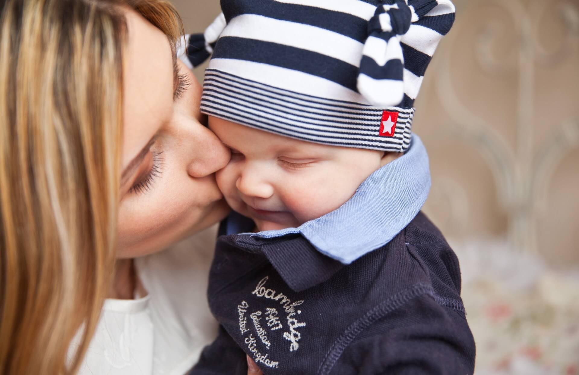 mother kissing baby, activities for last days of summer